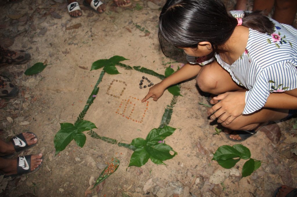 Niños, niñas y jóvenes participan de actividades experimentales en los bosques educativos para diseño de materiales educativos en la Amazonía.